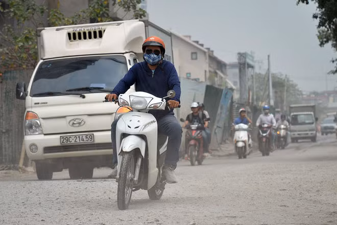 Từ cuối tháng 9, đầu tháng 10, chỉ số ô nhiễm không khí ở Hà Nội liên tục ở mức ảnh hưởng xấu đến sức khỏe. Vấn đề lắng xuống một thời gian nhưnng đến mấy ngày gần đây, chỉ số ô nhiễm lại tiếp tục tăng cao. Nồng độ bụi mịn PM2.5 vượt quá ngưỡng cho phép.