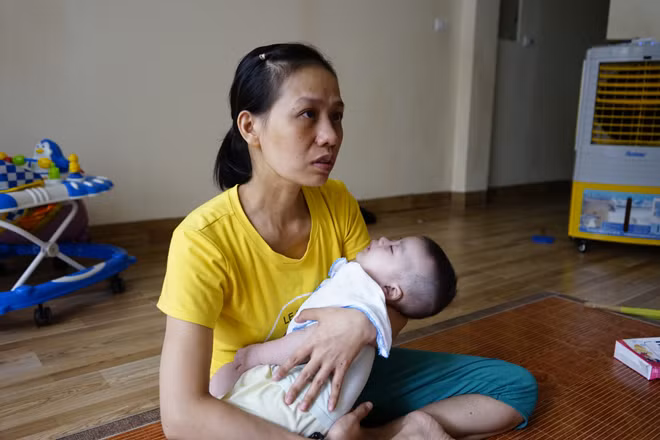 Chị Yên bên thiên thần nhỏ của mình.
