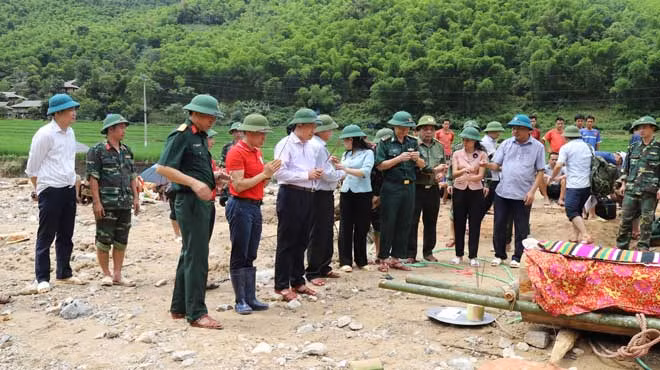 Đoàn công tác TƯ Hội Chữ Thập đỏ Việt Nam thăm hỏi gia đình có người chết và nhà bị sập, trôi hoàn toàn tại bản Sa Ná, xã Na Mèo huyện Quan Sơn, Thanh Hóa.