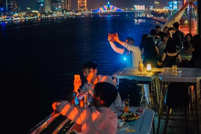 Du khách, khán giả Đà Nẵng háo hức “săn vị trí đắc địa” để xem màn trình diễn pháo hoa đỉnh cao của Ý – Hong Kong trong đêm thi thứ 3.