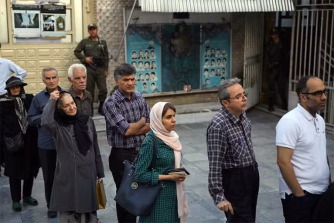 Cử tri Iran xếp hàng đợi tới lượt bỏ phiếu. Ảnh: Reuters