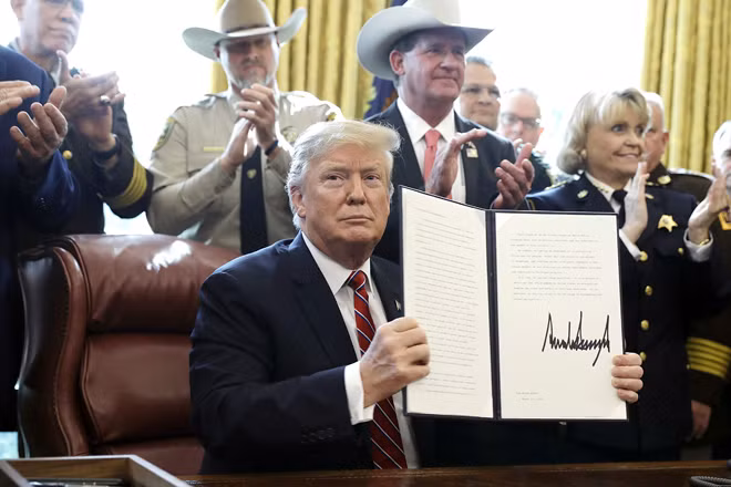 Tổng thống Donald Trump ký lệnh phủ quyết đạo luật của Quốc hội.