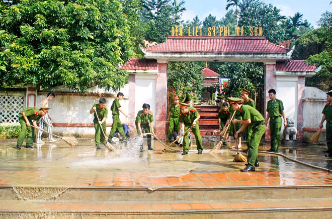 Đoàn viên, thanh niên Tổng cục VIII chăm sóc nghĩa trang liệt sĩ.