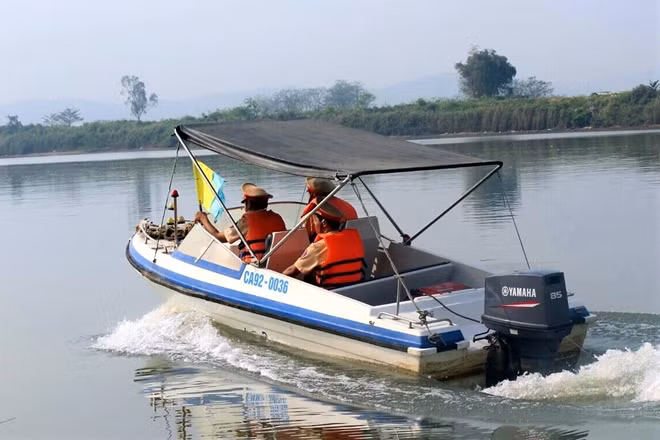 Lực lượng Cảnh sát đường thủy Công an tỉnh Quảng Nam tuần tra kiểm soát trên sông. Ảnh: CA