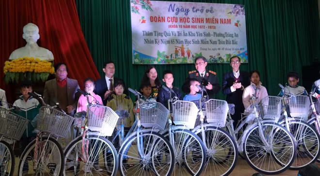 Trung tướng Lê Ngọc Nam cùng các cựu học sinh miền Nam chuyển tặng 50 chiếc xe đạp cho học sinh nghèo vượt khó.