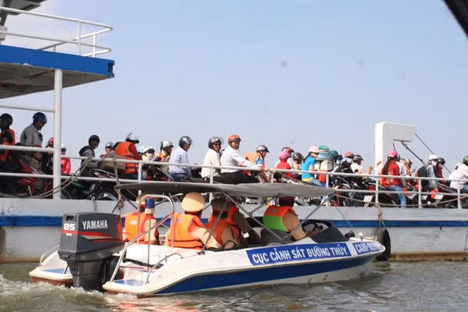 Lực lượng Cảnh sát đường thủy tuần tra kiểm soát trên sông.