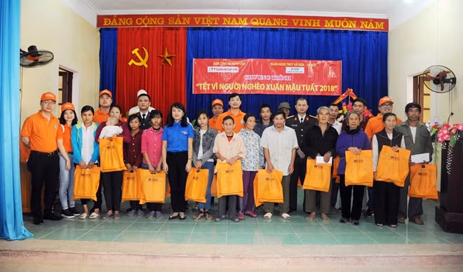 Đồng bào nghèo xã Thái Niên xúc động nhận quà “Tết vì người nghèo”.