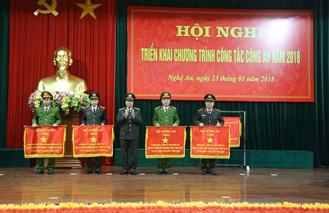 Thượng tướng Bùi Văn Nam, Ủy viên Trung ương Đảng, Thứ trưởng Bộ Công an trao Cờ của Bộ Công an cho các đơn vị dẫn đầu trong phong trào thi đua “Vì an ninh Tổ quốc”.