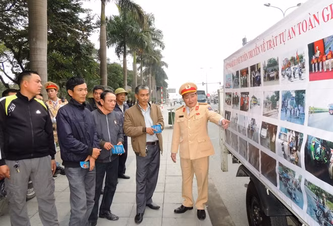 Phòng cảnh sát giao thông, Công an tỉnh Hà Nam tuyên truyền lưu động về trật tự an toàn giao thông cho người dân trên địa bàn TP. Phủ Lý.
