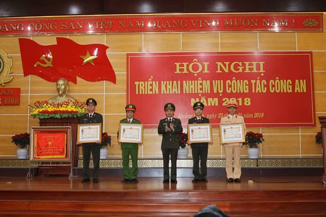 Thiếu tướng Từ Hồng Sơn – Giám đốc Công an tỉnh Quảng Bình trao Huân chương bảo vệ Tổ quốc cho Công an các đơn vị, địa phương có thành tích xuất sắc. (Ảnh: Việt Hùng)