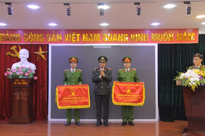 Thiếu tướng Đỗ Ngọc Cẩn, Phó Tổng cục trưởng Tổng cục Chính trị CAND trao Cờ thi đua của Tổng cục Chính trị CAND tặng các đơn vị có thành tích xuất sắc.
