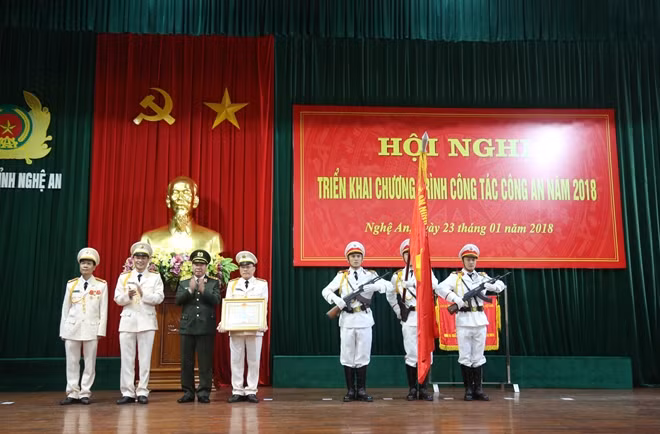 Thượng tướng Bùi Văn Nam, Ủy viên Trung ương Đảng, Thứ trưởng Bộ Công an trao Huân chương Bảo vệ Tổ quốc hạng Nhì cho tập thể Phòng CSĐTTP về ma túy.