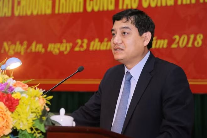 Đồng chí Nguyễn Đắc Vinh, Ủy viên TW Đảng, Bí thư Tỉnh uỷ Nghệ An phát biểu tại hội nghị.