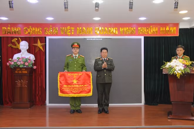 Thứ trưởng Bùi Văn Thành trao Cờ thi đua của Bộ Công an tặng đơn vị có thành tích xuất sắc.