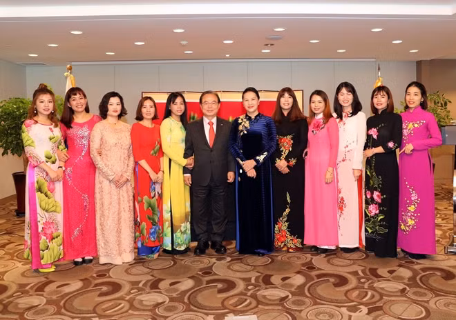 Chủ tịch Quốc hội Nguyễn Thị Kim Ngân chụp ảnh chung với đại diện gia đình văn hóa Việt – Hàn. Ảnh: TTXVN