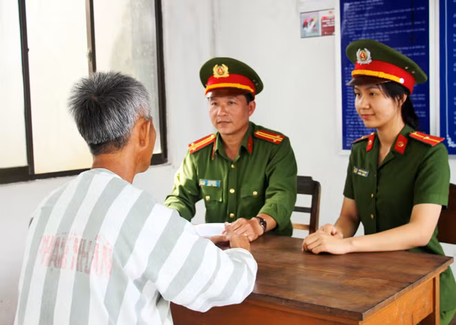 Trung tá Lê Văn Nâu và Thiếu úy Trần Thị Hạnh trong một lần trao đổi với những người làm lỗi.
