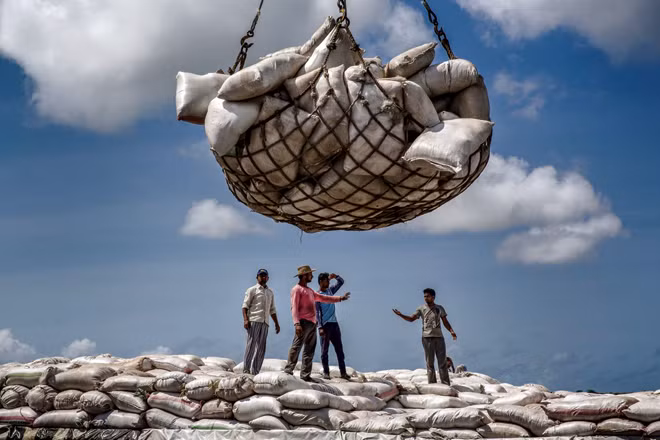 Công nhân bốc xếp tại cảng Mombasa ở Kenya vào ngày 1-9. Trung Quốc đã xây dựng một tuyến đường sắt khổ tiêu chuẩn nối cảng với thủ đô Nairobi của Kenya, như một phần của sáng kiến Vành đai và Con đường, một dự án gây nhiều tranh cãi. (Ảnh: Luis Tato)