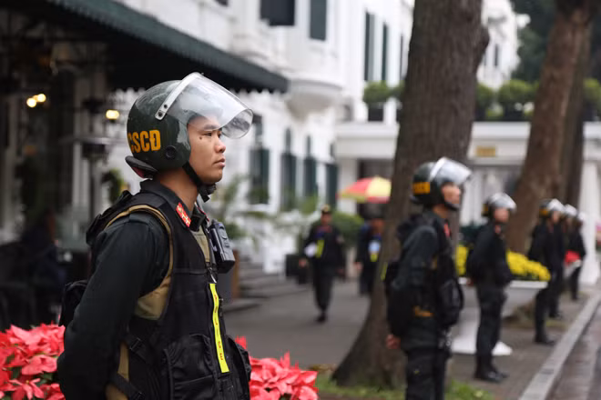 “Hàng rào sống” bảo vệ tuyệt đối an toàn trước khách sạn Melia, nơi lưu trú của Chủ tịch CHDCND Triều Tiên.