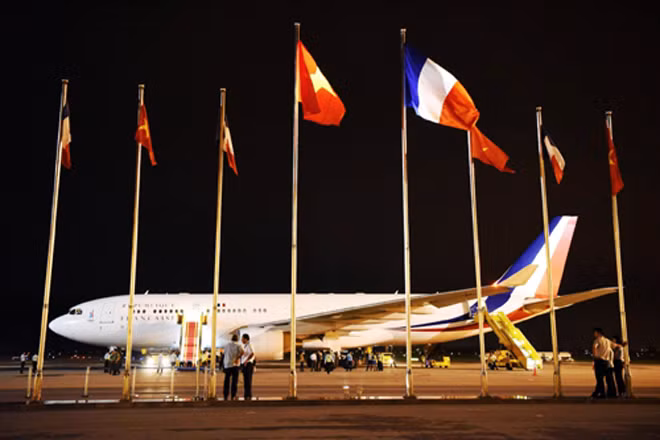 Chuyên cơ của ông Hollande đỗ tại sân bay Nội Bài. Ảnh: Giang Huy