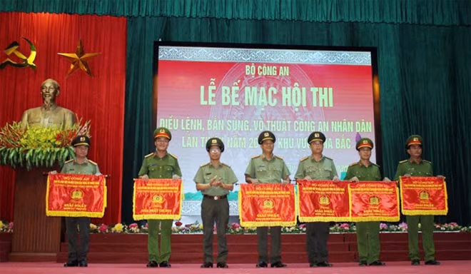 Đại tá Phạm Hồng Tuyến - Giám đốc Công an tỉnh Hòa Bình, Trưởng ban tổ chức hội thi trao giải Nhất các môn thi.