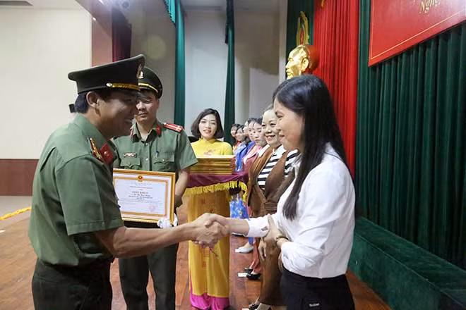 Lãnh đạo Công an tỉnh Nghệ An trao tặng bằng khen và giấy khen cho các tập thể, cá nhân có thành tích xuất sắc.