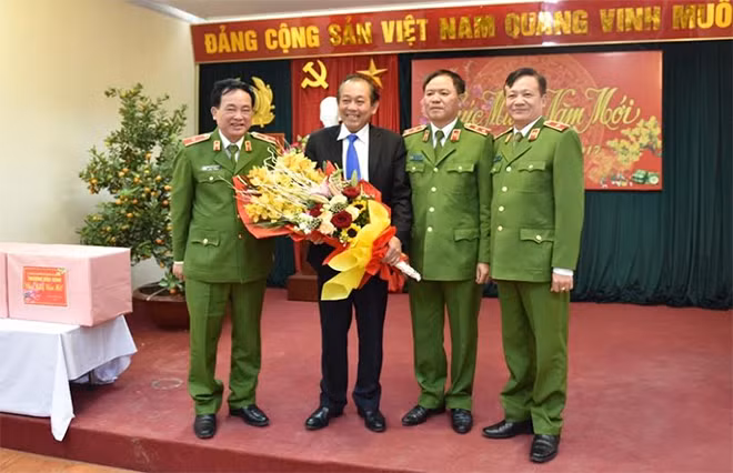 Trung tướng Trần Văn Vệ và lãnh đạo hai đơn vị tặng Phó Thủ tướng Thường trực Trương Hòa Bình. Trung tướng Trần Văn Vệ và lãnh đạo hai đơn vị tặng Phó Thủ tướng Thường trực Trương Hòa Bình.