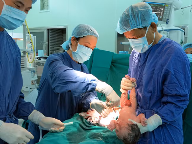 Với phương pháp truyền ối lần đầu tiên được áp dụng tại miền Bắc, các bác sĩ Vinmec đã giữ được cho chị Thanh khỏi nguy cơ bị sinh non.