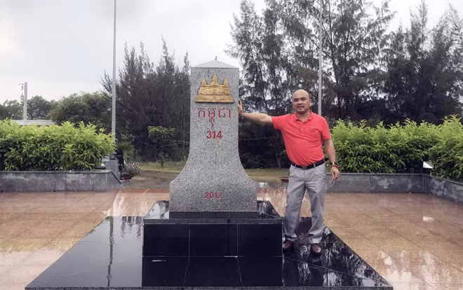 Chúng tôi xúc động chạm tay vào cột mốc, lắng nghe trong huyết quản trào dâng niềm tự hào về đất nước tự ngàn năm.