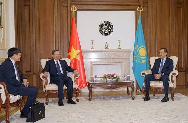 Bộ trưởng Tô Lâm và Ngài Karim Massimov Chủ tịch Uỷ ban An ninh Quốc gia Kazakhstan.