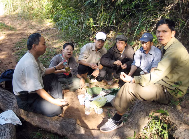 Nhà báo Nguyễn Như Phong (bìa trái) trong một chuyến công tác tại Điện Biên năm 2005. Ảnh: Trang Dũng.