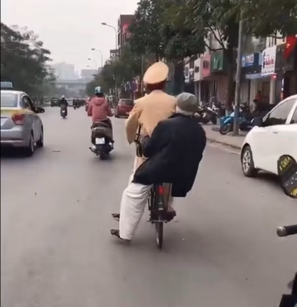 Thượng úy Nguyễn Văn Chính, Đội CSGT số 3 (Phòng CSGT, Công an TP Hà Nội), chở cụ già lạc đường về nhà bằng xe đạp Thượng úy Nguyễn Văn Chính, Đội CSGT số 3 (Phòng CSGT, Công an TP Hà Nội), chở cụ già lạc đường về nhà bằng xe đạp