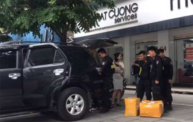 Khám xét, thu giữ lượng lớn tang vật trong vụ án Nhật Cường ở Hà Nội.