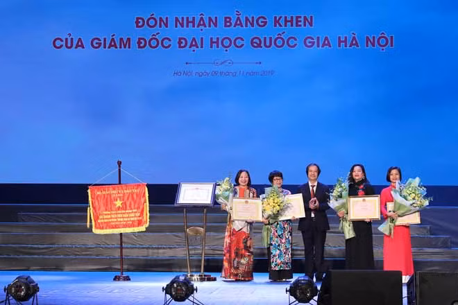 Giám đốc ĐHQGHN Nguyễn Kim Sơn trao tặng Bằng khen cho các nhà giáo có nhiều cống hiến xuất sắc. Giám đốc ĐHQGHN Nguyễn Kim Sơn trao tặng Bằng khen cho các nhà giáo có nhiều cống hiến xuất sắc.