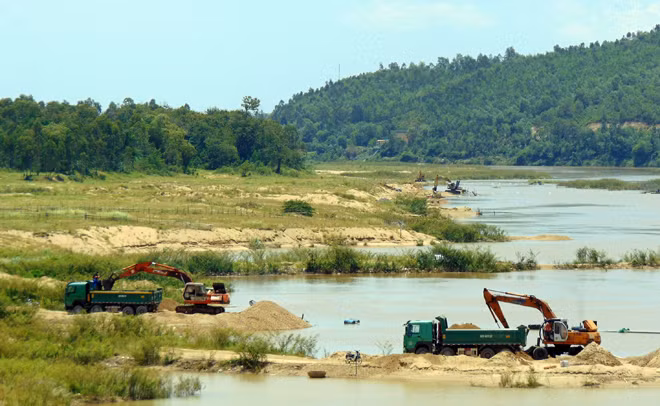 Xe múc, xe tải chở cát hoạt động nhộn nhịp tại sông Vu Gia, khu vực Hà Nha, xã Đại Đồng.
