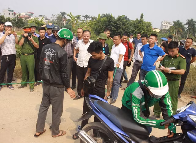 Thực nghiệm hiện trường cho thấy, Giáp đâm phía sau lưng anh Sang khi thấy tài xế Grab này cúi xuống sửa đề xe máy.