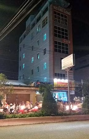 Khách sạn Hoàng Long cao 5 tầng, cạnh đó là quán cà phê Khánh Ly.