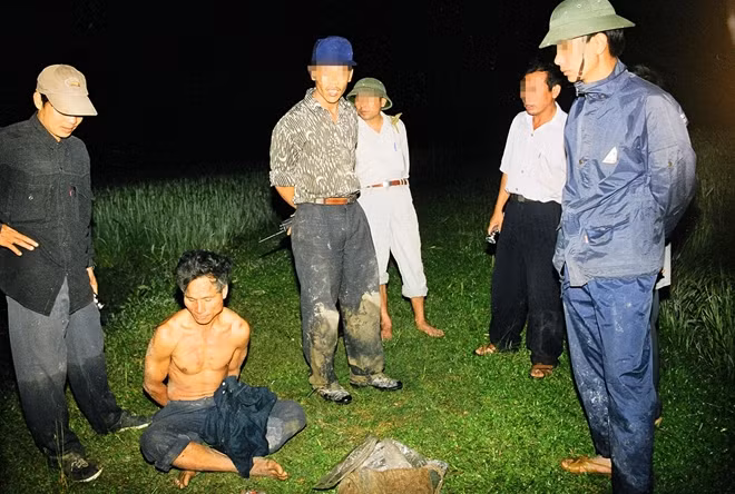 Các trinh sát bắt quả tang đối tượng Lò Văn Hịa ở Thanh Yên (Điện Biên) vận chuyển 4,8kg thuốc phiện.