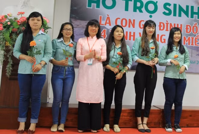 Hơn 200 sinh viên có gia đình bị thiệt hại nặng tại vùng rốn lũ Hà Tĩnh, Quảng Bình vào tháng 10 vừa qua đã được sẻ chia và hỗ trợ học bỗng Hoa Anh Đào. Hơn 200 sinh viên có gia đình bị thiệt hại nặng tại vùng rốn lũ Hà Tĩnh, Quảng Bình vào tháng 10 vừa qua đã được sẻ chia và hỗ trợ học bỗng Hoa Anh Đào.