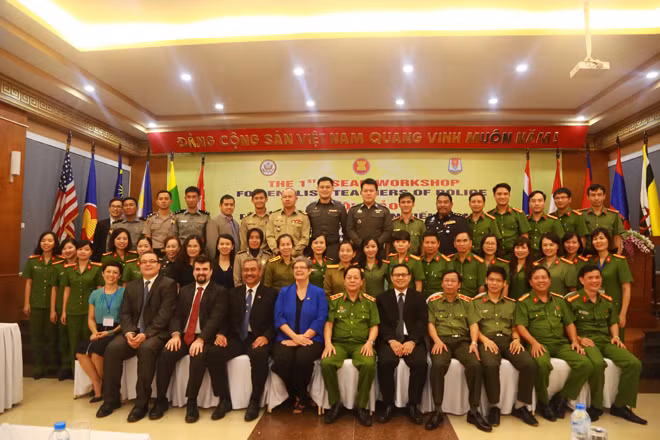 Các đại biểu tại buổi hội thảo.