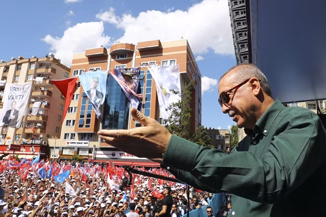 Ông Recep Tayyip Erdogan phát biểu trước đám đông người ủng hộ tại Istanbul ngày 17-6