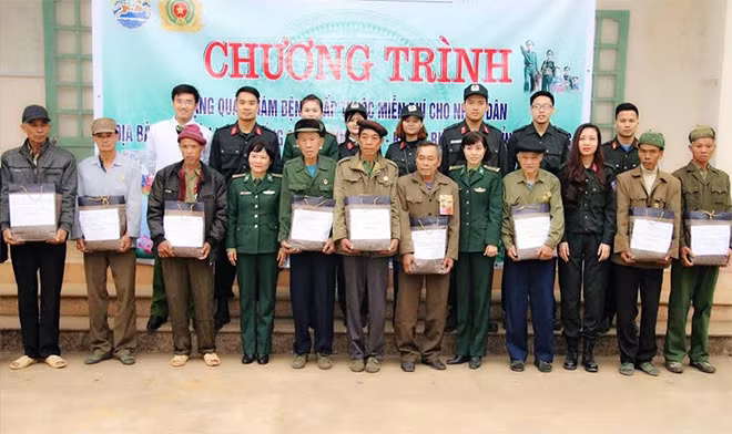 Đoàn công tác tặng quà cho bà con nhân dân huyện Hà Quảng.