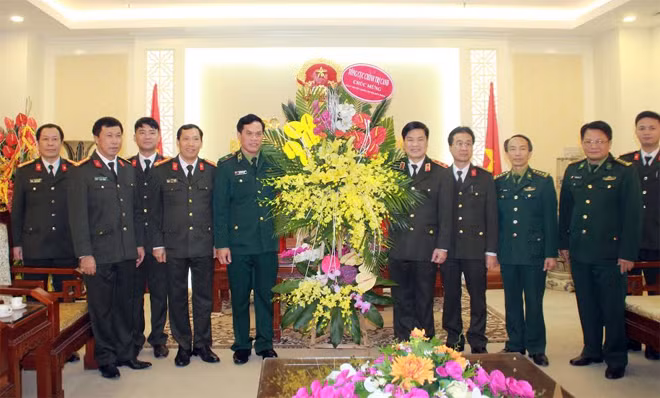 Trung tướng Nguyễn Xuân Mười tặng hoa chúc mừng Bộ tư lệnh BĐBP nhân ngày truyền thống. Trung tướng Nguyễn Xuân Mười tặng hoa chúc mừng Bộ tư lệnh BĐBP nhân ngày truyền thống.