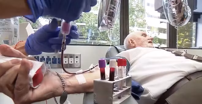 Ông James Harrison trong lần hiến máu cuối cùng.