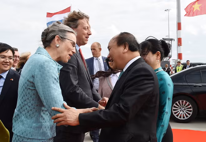 Lễ tiễn Thủ tướng Nguyễn Xuân Phúc và Phu nhân tại sân bay Schiphol Amsterdam. Ảnh: VGP/Quang Hiếu