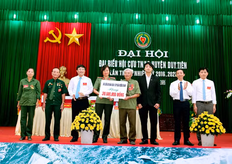 Đại diện Báo CAND, Tập đoàn Mường Thanh trao 30 triệu đồng cho các cựu TNXP huyện Duy Tiên, Hà Nam. Đại diện Báo CAND, Tập đoàn Mường Thanh trao 30 triệu đồng cho các cựu TNXP huyện Duy Tiên, Hà Nam.