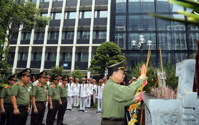 Bộ trưởng Tô Lâm thành kính dâng hoa, thắp nén hương thơm tri ân, tưởng nhớ công lao to lớn của Chủ tịch Hồ Chí Minh đối với sự nghiệp cách mạng của Đảng và dân tộc nói chung, với lực lượng CAND nói riêng.