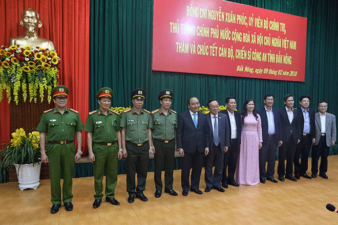Thủ Tướng Nguyễn Xuân Phúc chụp hình lưu niệm cùng lãnh đạo Tỉnh ủy, UBND tỉnh và Công an tỉnh Đắk Nông. Thủ Tướng Nguyễn Xuân Phúc chụp hình lưu niệm cùng lãnh đạo Tỉnh ủy, UBND tỉnh và Công an tỉnh Đắk Nông.