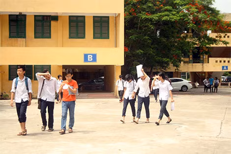 Thí sinh dự thi vào lớp 10 tại trường THPT Trần Hưng Đạo, Hà Nội. Thí sinh dự thi vào lớp 10 tại trường THPT Trần Hưng Đạo, Hà Nội.