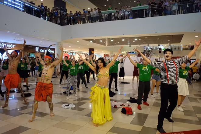 Hàng trăm người đã vây quanh để chiêm ngưỡng màn trình diễn độc đáo
