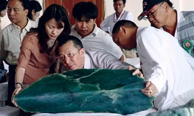 Nhà buôn TQ xem xét một khối ngọc nặng hàng trăm ký.